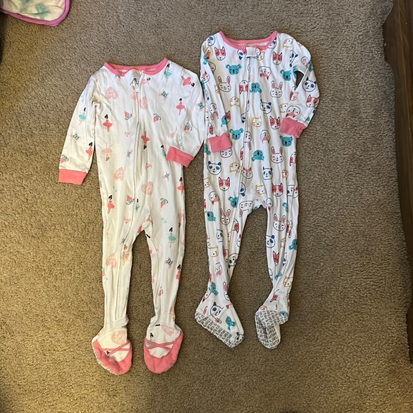Bundle deal 🤩 2 footie pajamas 🩰 Ballerina and Animals. Both 18month EUC - Picture 1 of 6